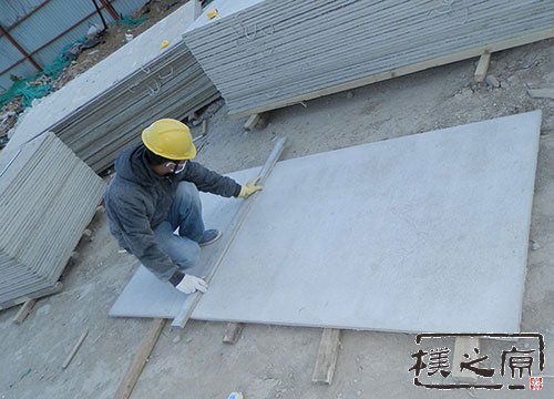 清水混凝土板工人正在切割产品